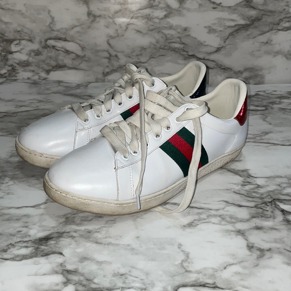 White tennis shoes